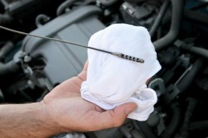 image-hand-of-mechanic-holding-white-rag-with-oil-dipstick